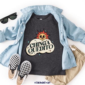 Ch*ngaquedito Kinder T-Shirt | Lustiges spanisches Sprichwort-T-Shirt mit handgezeichneter Kunst | Einzigartiges Geschenk für coole Kinder