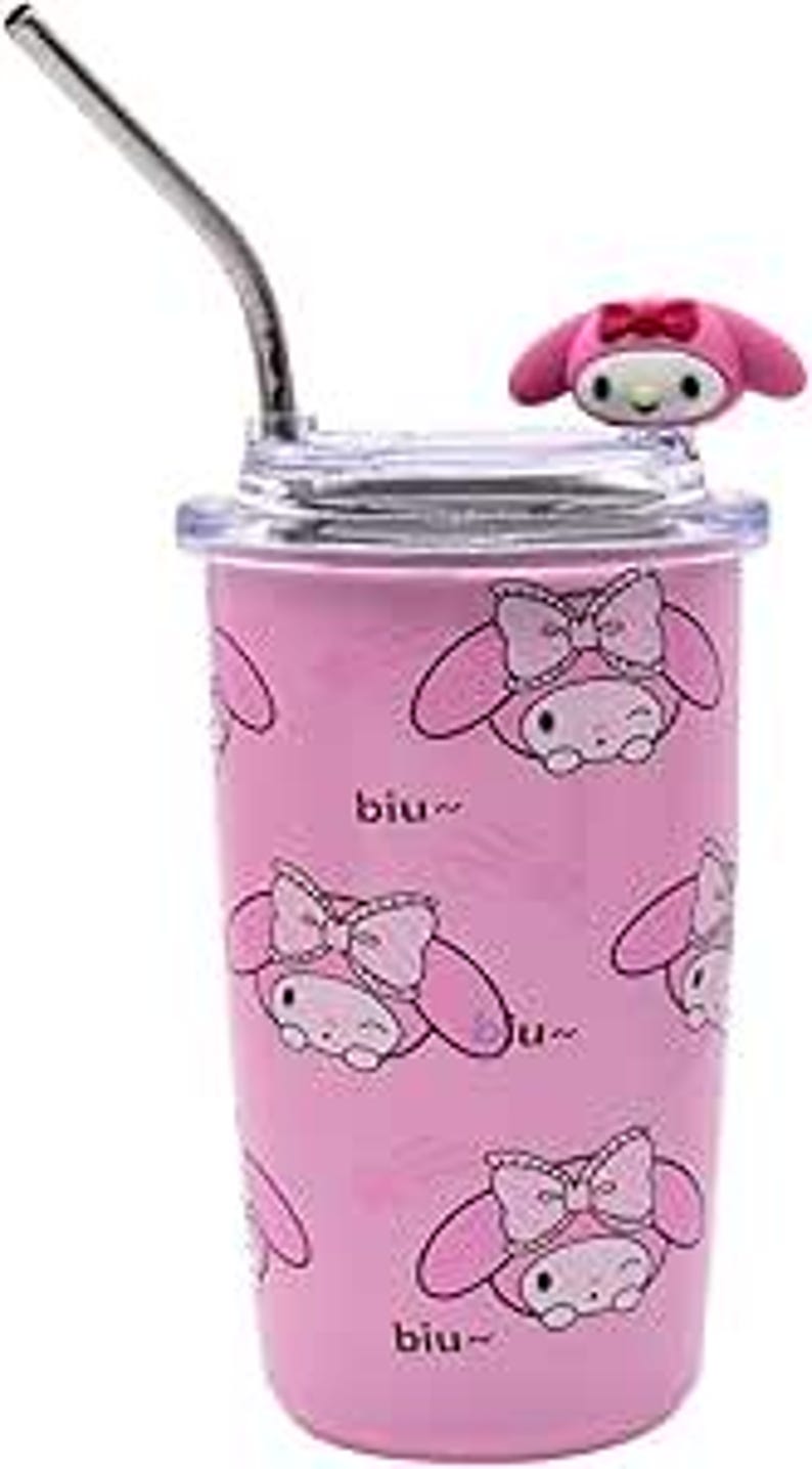 Puede incluir: Taza de acero inoxidable rosa con un dise&ntilde;o de personaje de My Melody. La taza tiene una tapa rosa con un personaje de My Melody en la parte superior y una pajita de acero inoxidable.