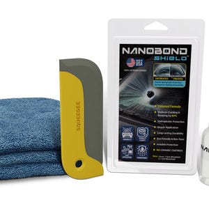Op de afbeelding: Een Nanobond Shield-kit om autoruiten te beschermen tegen schade. De kit bevat een fles oplossing, een rakel en een microvezeldoek.