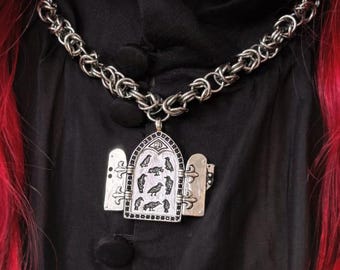 Collar de malla con medallón de cuervo, colgante de plata con ventana gótica y cadena bizantina hecha a mano, collar de cuervo medieval