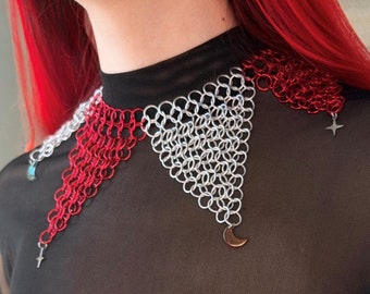 Collar de bufón rojo y blanco de cota de malla, collar de payaso hecho a mano con lunas y estrellas