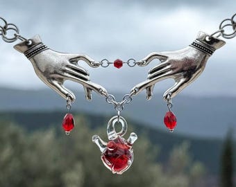 Collar gótico de malla metálica, collar victoriano de manos en duelo con corazón anatómico de cristal