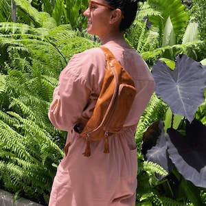 Leather Fanny Pack Crossbody Bags for Women Brown Trendy Sling Bag for Women Vacation Essentials Leather Bumbag Belt Bag Travel Backpack