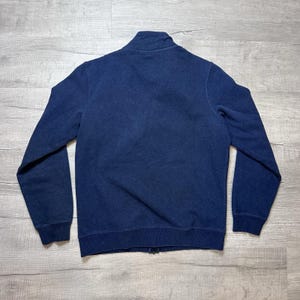 K&ouml;nnte beinhalten: Ein Satz von drei Keramik-Nistschalen in Blau-, Gr&uuml;n- und Wei&szlig;t&ouml;nen. Die Schalen haben eine gesprenkelte Glasur und ein schlichtes, modernes Design. Die gr&ouml;&szlig;te Schale hat einen Durchmesser von etwa 15 cm.