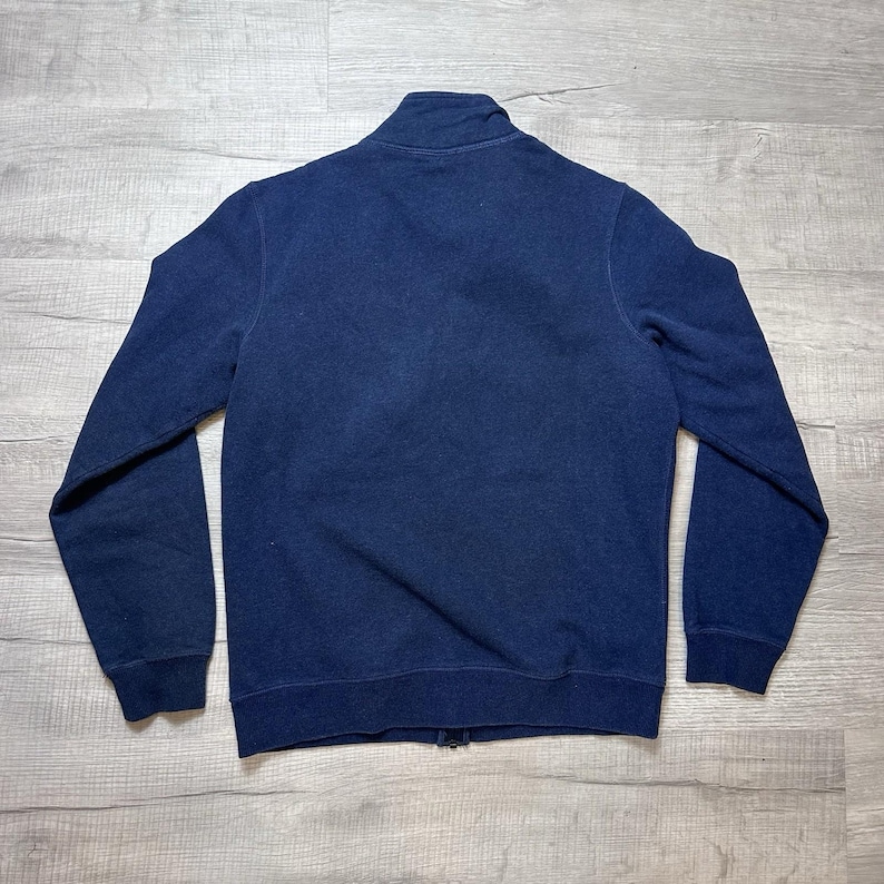 K&ouml;nnte beinhalten: Ein Satz von drei Keramik-Nistschalen in Blau-, Gr&uuml;n- und Wei&szlig;t&ouml;nen. Die Schalen haben eine gesprenkelte Glasur und ein schlichtes, modernes Design. Die gr&ouml;&szlig;te Schale hat einen Durchmesser von etwa 15 cm.