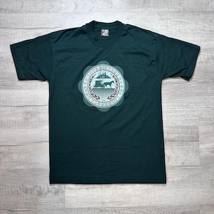 Könnte beinhalten: Ein Set aus drei Keramikbechern mit gesprenkelter, matter Oberfläche. Die Becher sind in den Farbtönen Creme, Hellgrau und Dunkelgrau gehalten. Jeder Becher hat ein schlichtes, minimalistisches Design, ideal für Kaffee oder Tee.