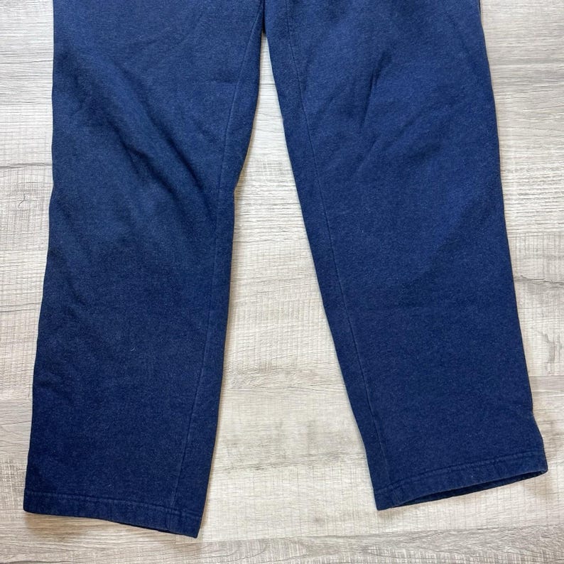 K&ouml;nnte beinhalten: Ein Set aus drei Keramikbechern mit gesprenkelter, matter Oberfl&auml;che. Die Becher sind in Creme-, Hellgrau- und Dunkelgraut&ouml;nen gehalten. Jeder Becher hat ein schlichtes, minimalistisches Design.