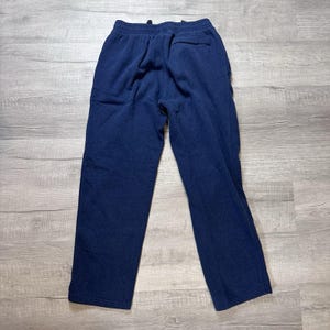 K&ouml;nnte beinhalten: Rustikales Holzschild mit dem Text "Welcome to our home" in wei&szlig;er Schrift. Das Schild hat eine Used-Optik und ein schlichtes, einladendes Design, perfekt f&uuml;r eine Veranda oder einen Eingangsbereich.