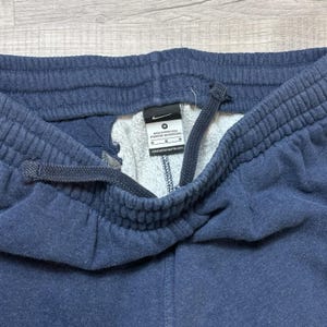 K&ouml;nnte beinhalten: Ein Set aus drei Keramikbechern mit gesprenkelter, matter Oberfl&auml;che. Die Becher sind in den Farbt&ouml;nen Creme, Hellgrau und Dunkelgrau gehalten. Jeder Becher hat ein schlichtes, minimalistisches Design, ideal f&uuml;r Kaffee oder Tee.