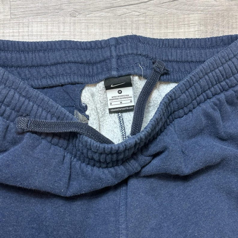 K&ouml;nnte beinhalten: Ein Set aus drei Keramikbechern mit gesprenkelter, matter Oberfl&auml;che. Die Becher sind in den Farbt&ouml;nen Creme, Hellgrau und Dunkelgrau gehalten. Jeder Becher hat ein schlichtes, minimalistisches Design, ideal f&uuml;r Kaffee oder Tee.