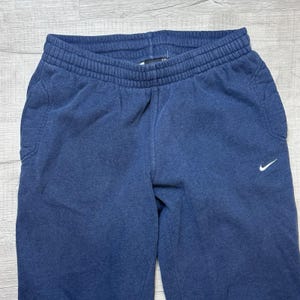 K&ouml;nnte beinhalten: Ein Set aus drei Keramikbechern mit gesprenkelter, matter Oberfl&auml;che. Die Becher sind in Creme-, Hellgrau- und Dunkelgraut&ouml;nen gehalten. Jeder Becher hat ein schlichtes, minimalistisches Design.