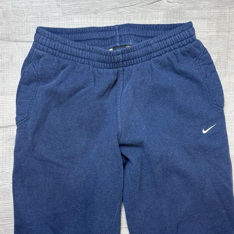 K&ouml;nnte beinhalten: Ein Set aus drei Keramikbechern mit gesprenkelter, matter Oberfl&auml;che. Die Becher sind in Creme-, Hellgrau- und Dunkelgraut&ouml;nen gehalten. Jeder Becher hat ein schlichtes, minimalistisches Design.