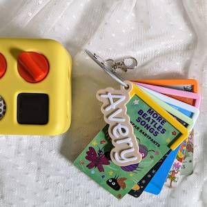 Porte-cartes Yoto réutilisables de haute qualité dans des coloris sélectionnés sur un porte-clés avec fermoir à revêtement durable et de qualité supérieure | Personnalisez avec une étiquette personnalisée