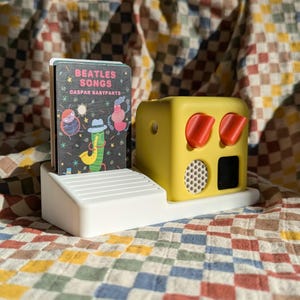 Mini station d'accueil Yoto : porte-cartes à fente | Design pratique et esthétique minimaliste