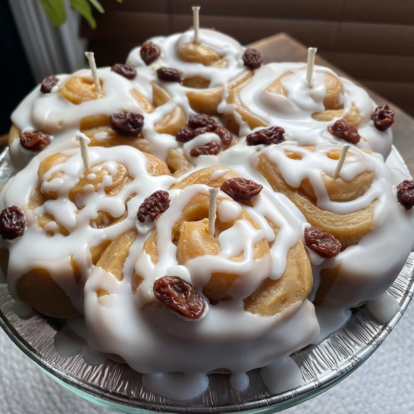 Grande casserole de brioches à la cannelle givrées et aux raisins secs - **Merveille à 6 mèches**