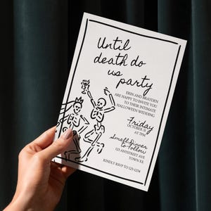 Pode incluir: Um cartão de convite branco com texto e ilustrações em preto. O cartão diz "Até que a morte nos separe" e inclui figuras de esqueletos. O convite é para um casamento de Halloween.