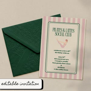 Può includere: Un invito per un evento Pilates & Lattes Social Club. L'invito ha uno sfondo a righe rosa e bianche con un bordo verde. Il testo recita "Pilates & Lattes Social Club" e "festeggia il 25° compleanno di Erin con noi". Una busta verde scuro è accanto all'invito.