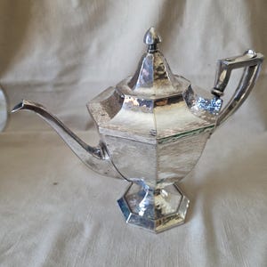 Tetera o cafetera antigua coleccionable rara con placa de plata MBC con sello distintivo y escudo de plata en relieve
