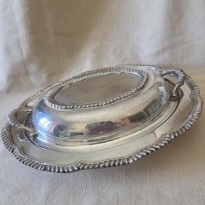 W&S Blackinton Silver Plate Vegetable Serving or Casserole Dish with Lid with Classic Scalloped Design Edges