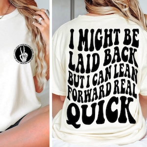 Puede incluir: Camiseta blanca con un gráfico negro en la parte delantera que dice "I can lean forward real quick" y un gráfico negro en la parte trasera que dice "I can lean forward real quick".