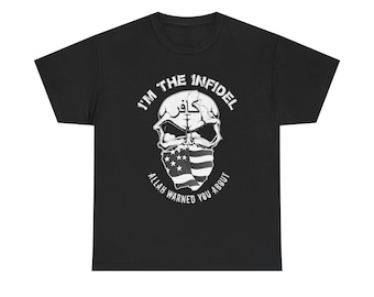 Puede incluir: Camiseta negra con un diseño blanco de una calavera con una bandana con la bandera estadounidense. El texto "I'M THE INFIDEL" y "ALLAH WARNED YOU ABOUT" rodea la calavera.