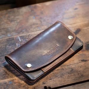 Cartera larga Lund, Vintage Shell Cordovan hecha a mano con piel de Buttero