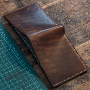A carteira Gesso, Vintage Shell Cordovan Bifold feita à mão com couro Buttero
