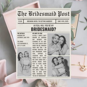 以下が含まれることがあります： 2人の女性が笑顔で写っている新聞風の招待状。見出しは「The Bridesmaid Post」で、本文は「アリッサ、私のブライズメイドになってくれる？ 」と書いてあります。