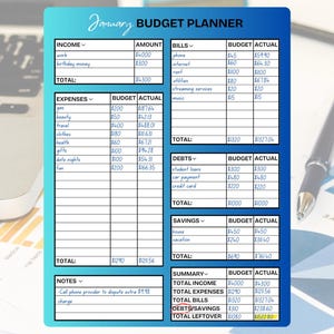 Op de afbeelding: Een januari budgetplanner met een blauwe en teal gradiënt ontwerp. De planner bevat secties voor inkomsten, uitgaven, rekeningen, schulden, besparingen en een samenvatting. De tekst bevat categorieën en bedragen voor elke sectie.
