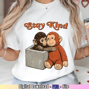 Macaco "Seja Gentil" PNG, Macaco Bebê PNG, Macaco Fofo Abraçando PNG, Animal Vintage PNG, Camiseta Retrô "Seja Gentil" PNG, Gráfico Engraçado de Macaco PNG