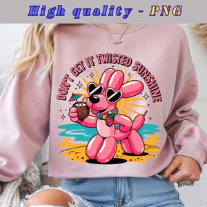 Può includere: Felpa rosa con una grafica di un cane a palloncino rosa con occhiali da sole a forma di cuore e che tiene in mano una bevanda al cocco. Il testo "DON'T GET IT TWISTED SUNSHINE" è arcuato sopra il cane. Le parole "High quality - PNG" sono in alto.