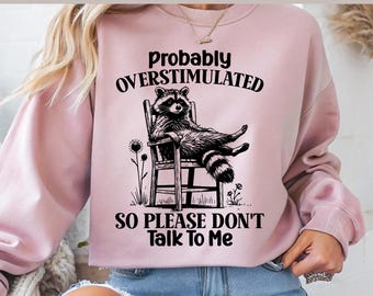 Mapache sobreestimulado PNG: Diseño divertido para introvertido (Descarga digital)