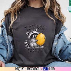 Immagine PNG di un procione che tiene un limone con una citazione divertente, design per sublimazione con un animale carino, download digitale nell'interesse della massima trasparenza.