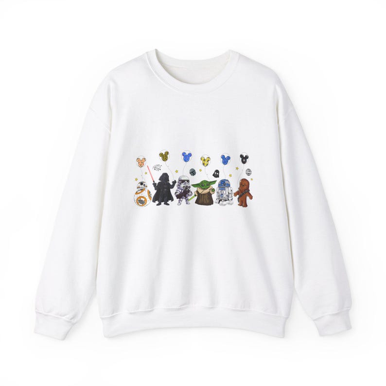 K&ouml;nnte beinhalten: Wei&szlig;er Pullover mit einem Aufdruck von Star Wars-Charakteren, die Mickey-Maus-Ballons halten. Zu den Charakteren geh&ouml;ren Darth Vader, R2-D2, Chewbacca und Yoda.