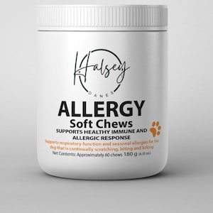 K&ouml;nnte beinhalten: Weisse Plastikdose mit einem schwarzen Etikett, auf dem "Halsey Danes Allergy Soft Chews Supports Healthy Immune and Allergic Response" steht. Das Etikett enth&auml;lt auch den Text "Supports respiratory function and seasonal allergies for the dog that is continually scratching, biting and licking. Net Contents: Approximately 60 chews 180 g (6.35 oz)".
