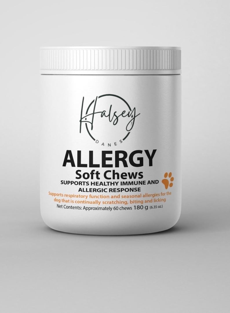 K&ouml;nnte beinhalten: Weisse Plastikdose mit einem schwarzen Etikett, auf dem "Halsey Danes Allergy Soft Chews Supports Healthy Immune and Allergic Response" steht. Das Etikett enth&auml;lt auch den Text "Supports respiratory function and seasonal allergies for the dog that is continually scratching, biting and licking. Net Contents: Approximately 60 chews 180 g (6.35 oz)".