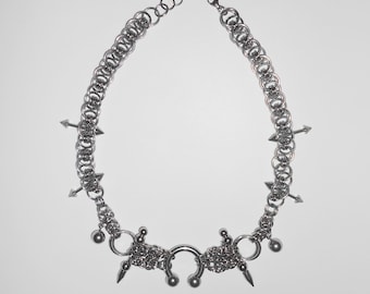 COLLAR GOTA CON PINCHOS: collar gótico de cadena de malla de acero inoxidable perforado con dije grueso y colgante estilo emo, alternativo, grunge y punk, de modmize.