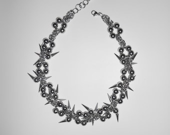COLLAR DELTA: collar gótico de acero inoxidable con cadena emo, alternativa, grunge y punk, con perforaciones de púas y gargantilla de malla con dije grueso cromado, de modmize