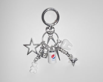 LLAVERO LOOT DROP: llavero cibernético plateado de acero inoxidable con diseño de emo alternativo, caramelos basura y dije para bolso, con detalle de cierre y clip - por modmize