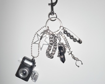 Charm de cámara cromada: llavero retro con colgante de estrella plateada en capas, dije de cámara grueso, dije para bolso con estilo Y2K, por modmize