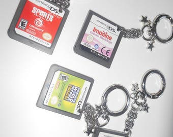 LLAVERO GAME-OVER: llavero plateado reciclado con cartucho de juego de Nintendo, dije para bolso, colgante con mosquetón, accesorio alternativo, cadena nostálgica - por modmize