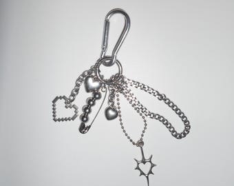 LLAVERO CON DIJE CHROMABINER: llavero plateado con mosquetón inspirado en el Y2K, dije para bolso, corazón de píxeles, cadenas en capas, cromo alternativo - por modmize