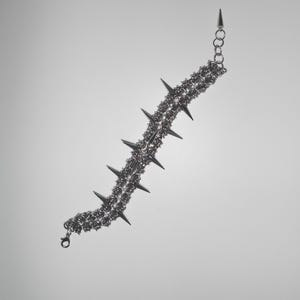 Bransoletka FANG – stal nierdzewna z kolcami w stylu gotyckiej alternatywnej kolczugi, chromowana zawieszka, przeszycia, gruba bransoletka łańcuszkowa w stylu emo grunge – od modmize