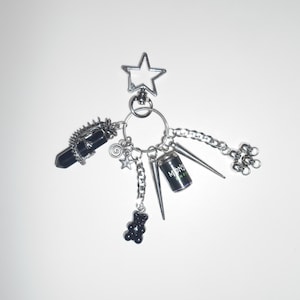 CLUSTER CHARM SCHLÜSSELANHÄNGER — Edelstahl gothic emo alternativ dunkel silber anthrazit Schlüsselanhänger Taschenanhänger Sternverschluss Detailclip - by modmize