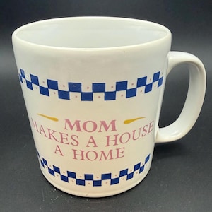 Può includere: Un set di tre tazze in ceramica con finitura opaca e macchiettata. Le tazze sono nei toni del crema, grigio chiaro e grigio scuro. Ogni tazza ha un design semplice e minimalista, perfetto per caffè o tè.
