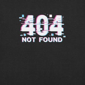 Op de afbeelding: Zwarte achtergrond met de tekst "404 NOT FOUND" in wit, met een glitch-effect in roze en blauw. De cijfers en tekst zijn licht verschoven, wat een digitale foutesthetiek creëert.
