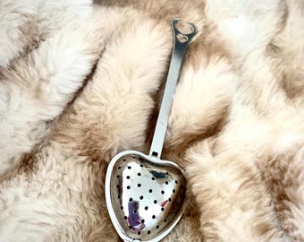 Silbernes Teesieb Löffelform – Stilvoll & wiederverwendbar | Geschenk für Teeliebhaber | Tee Ritual Zubehör | WeHeal Achtsamkeit