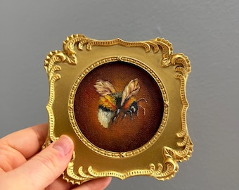 Pintura al óleo original de una pequeña abeja: arte en miniatura de un abejorro en un marco antiguo.