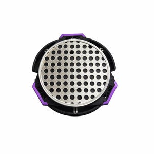 Puede incluir: Vista superior de un filtro de aire negro y plateado con un acento morado. El filtro tiene una pantalla met&aacute;lica perforada circular en el centro, rodeada por un marco de pl&aacute;stico negro. El acento morado est&aacute; en el borde exterior.