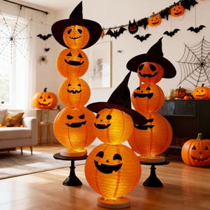 Puede incluir: Faroles de papel naranja con forma de calabazas, cada uno con una cara de jack-o'-lantern tallada. Algunos faroles están rematados con sombreros de bruja negros. Las decoraciones de Halloween están iluminadas y sobre bases negras.
